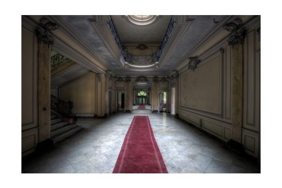 Schilderij Hallway With Red Carpet