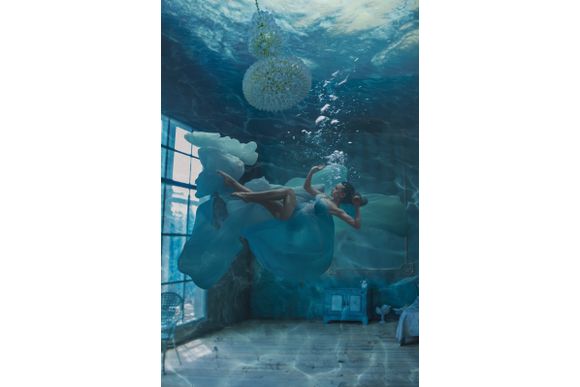 Schilderij Elegant Sinking Lady Dibond Underwater World